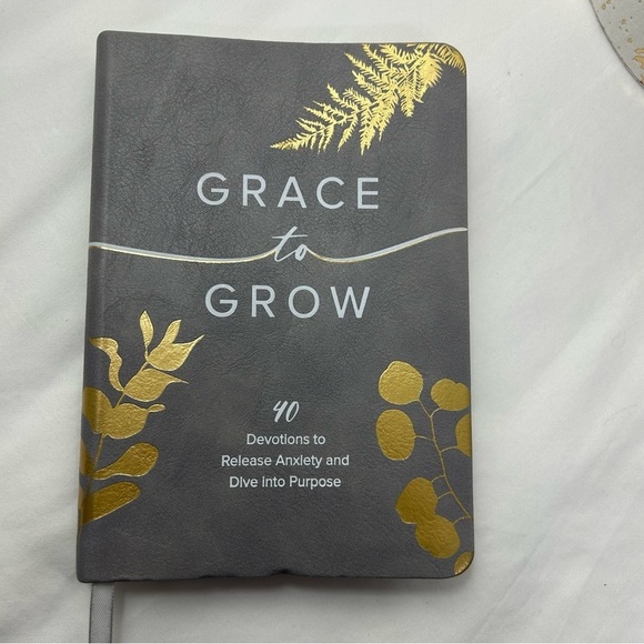 Other - Grace to Grow, 40 Devotions to Release Anxiety and Dive into Purpose